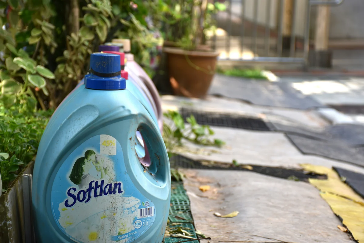 a blue fire hydrant - comparing the most popular ecofriendly laundry detergents