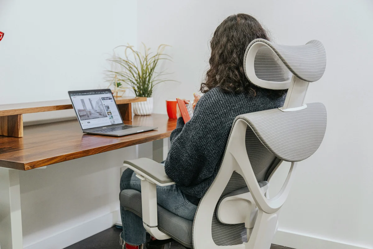 Boost your workday wellness and promote better circulation with the advanced features of the Kaichair Ergonomic Chair. | EFFYDESK - home office workspace - Professionalgrade home office equipment reviews for remote workers