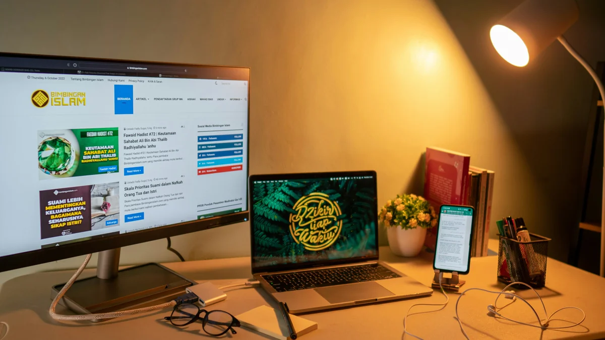 Working desk at night feels like. - home office workspace - Professionalgrade home office equipment reviews for remote workers