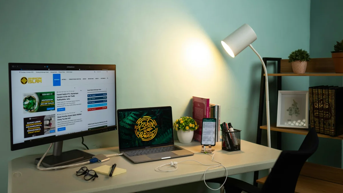 Working desk setup - home office workspace - Professionalgrade home office equipment reviews for remote workers